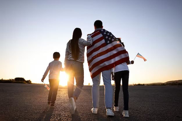 familia-banderas-estados-unidos-al-aire-libre-vista-trasera_495423-106576